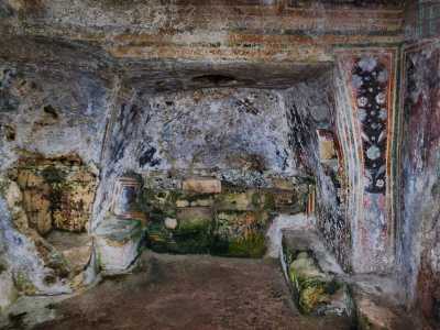 Sulla destra invece c'� quel che resta di una fonte battesimale...